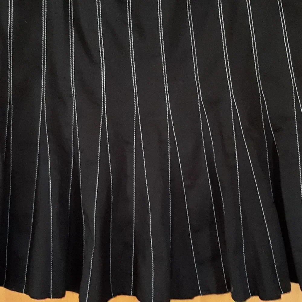 NWOT Central Fall Women Flair Black with White Lines Size 4